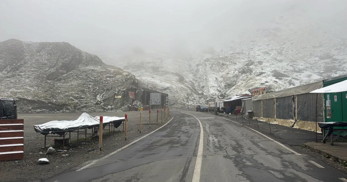 Prva snezna padavina na Transfagarasan ovog hladnog sezone. Vozaci su savetovani da se informisu pre nego sto krenu na put