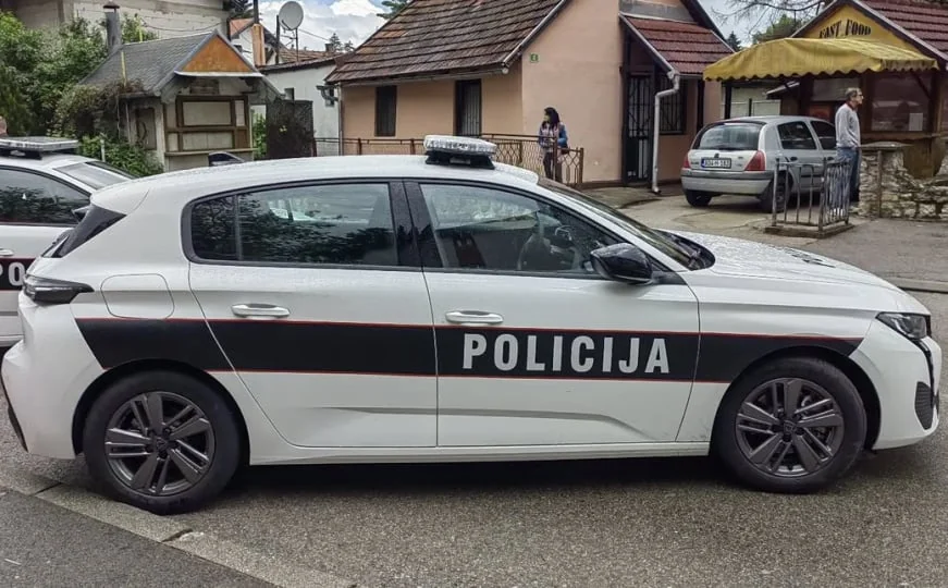 Zapaljena tri automobila u centru Bihaća, požar zahvatio i poslovni objekat