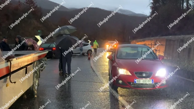 Dibër/ Aksident na Arbrit putu, dva vozila su se sudarila, dva povređena prebačena u bolnicu (VIDEO) - Shqiptarja.com