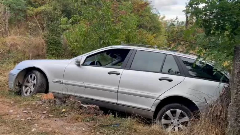 Maliq/ Dok je iznosio stvari iz prtljažnika, automobil je proklizao i zgazio ga! Umro 44-godišnjak (VIDEO)