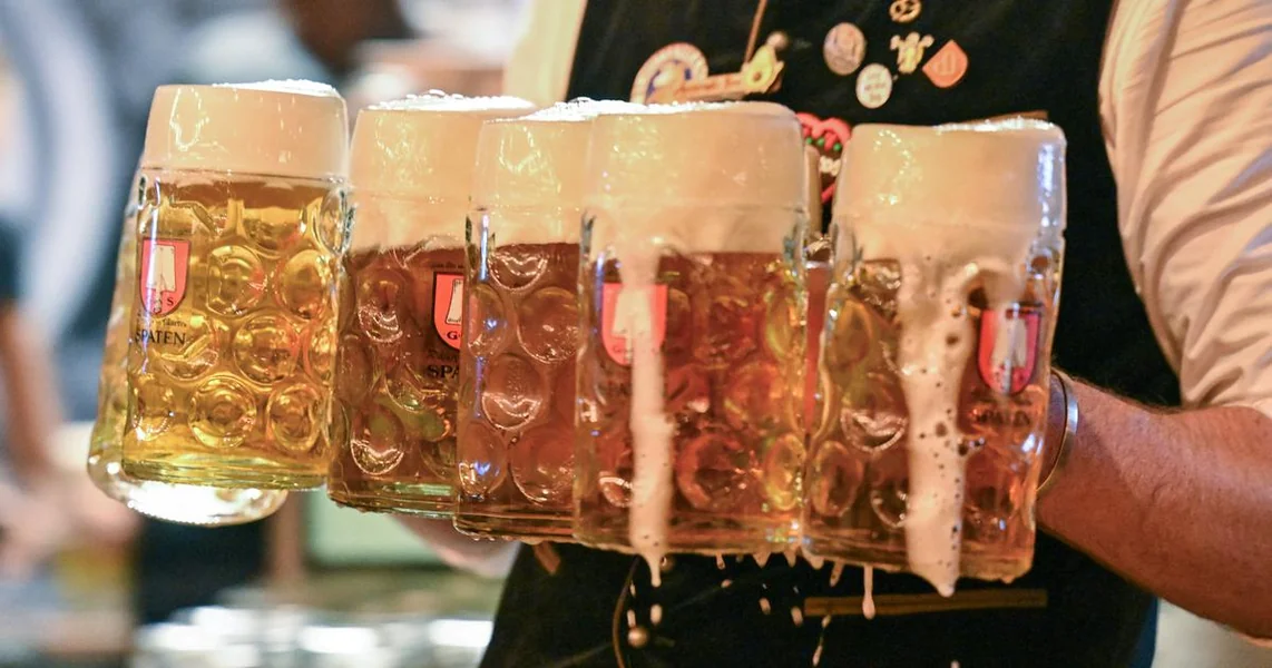 Prelaze dnevno po 20 kilometara i nose 30 kg u rukama, ali kući odlaze s brdom novca: Evo koliko zarađuju na Oktoberfestu
