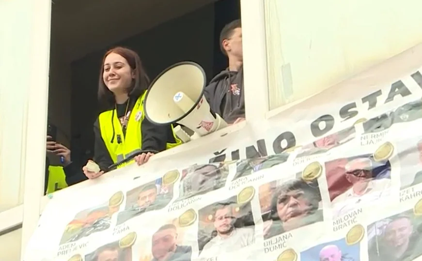 Studentkinja u suzama na protestu u Novom Pazaru: "Rane nas i dalje bole, nema predaje"