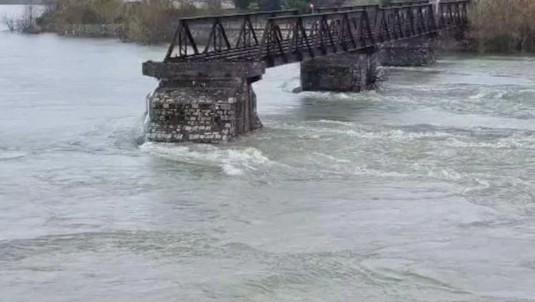 Intenzivne padavine kiše u okruzima Škodra i Kukës, opasnost od poplava u urbanim zonama! Reke Drini, Buna i Vjosa pod nadzorom - Shqiptarja.com