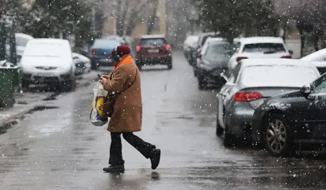 Snežne padavine u Bukureštu i drugih gradova južne zemlje: sloj snega do 15 centimetara i mraz do utorka ujutro