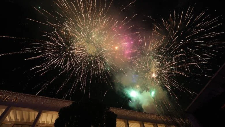 Nova godina 2026 kuca u Albaniji! Nebo gradova osvetljeno spektaklima vatrometa (VIDEO) - Shqiptarja.com