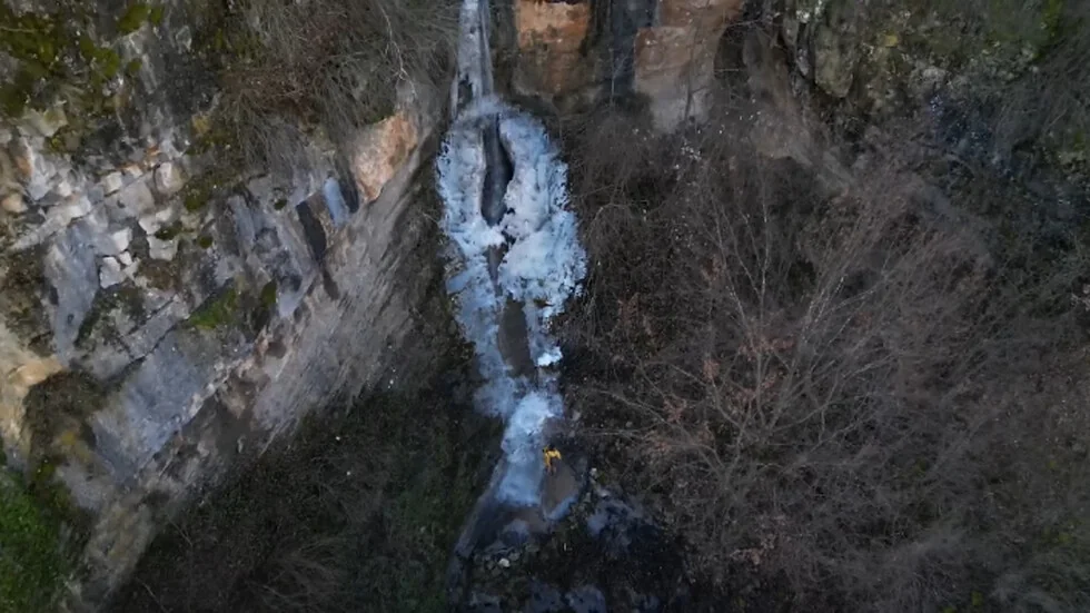 Dotam i nazad: Ledena lepota Cerovskog vodopada u Iskarskom defileu