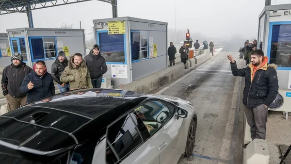 Kavala: Poljoprivrednici podelili maslinovo ulje na naplatama Mushtenisa - Documento