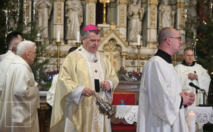 Božić u Sarajevu: Katedrala Srca Isusova ispunjena vernicima