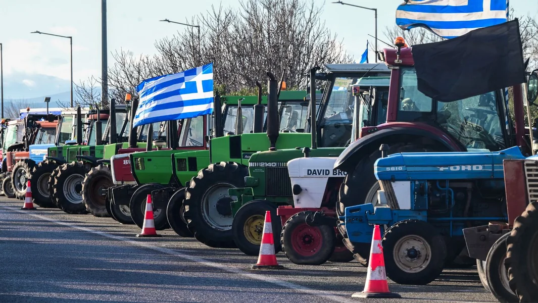 Poljoprivrednici: Otvoreni putevi pre sastanka sa Mitsotakisom - Traktori ostaju na putu