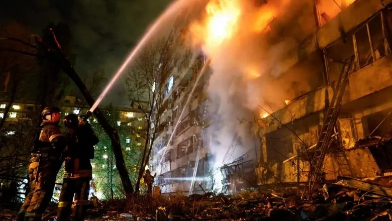 Rusija napada devetospratnu zgradu i termocentralu u Kijevu! Zelenski: Još jednom, naši saveznici su nas razočarali u pravovremenom upozorenju