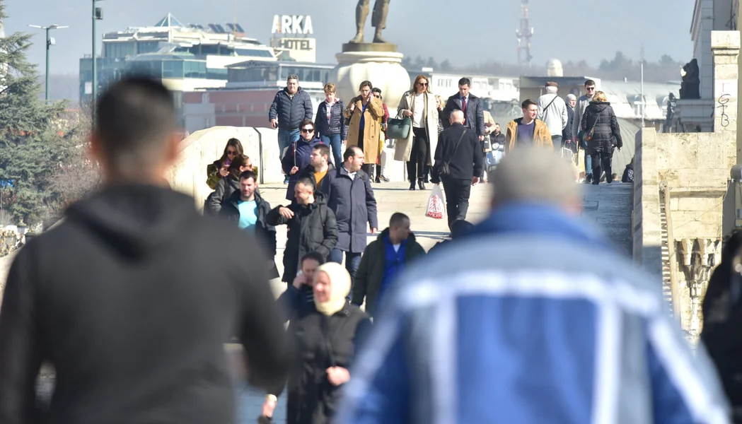 Kod mame i tate i po tridesetoj: Mladi u Makedoniji se iseljavaju 4,4 godine kasnije od proseka u EU - Nova Makedonija