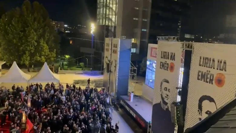 Kosovo ne spava večeras! Priština očekuje presudu Hašimu Tačiju na trgu, ulice su ukrašene zastavama UČK-a! Čuje se poziv: Oni su nevini!