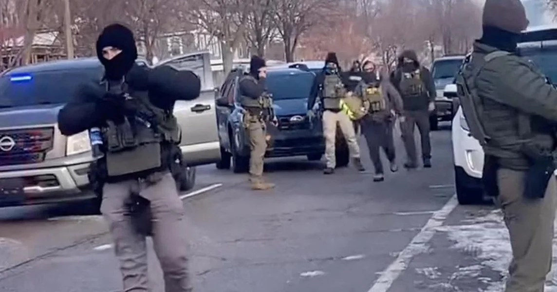 Agent ICE-a ustrijelio u lice ženu u automobilu. Gradonačelnik: Napustite grad; Oglasio se i Trump