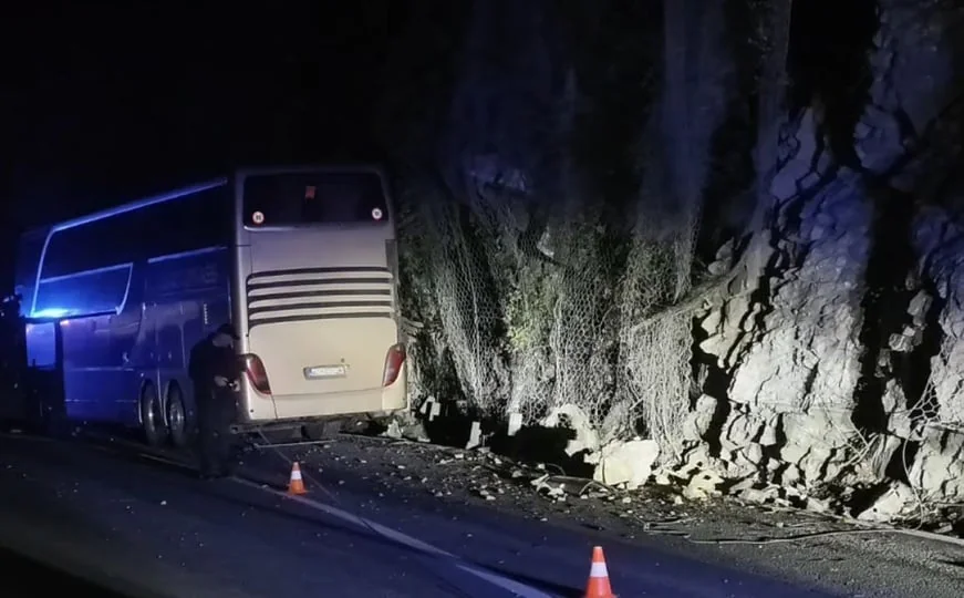 Teška nesreća u Crnoj Gori: Povrijeđeno četvero djece u autobusu usljed odrona kamena