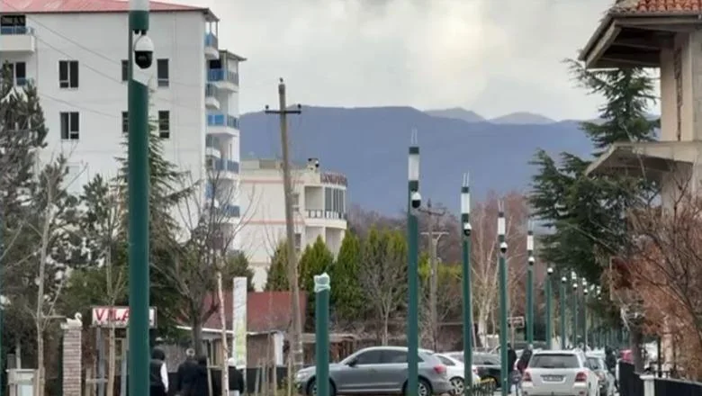 Pogradec/ Samo nekoliko meseci posle postavljanja, oštećene su kamere bezbednosti na šetalištu Tushemishtit (VIDEO) - Shqiptarja.com