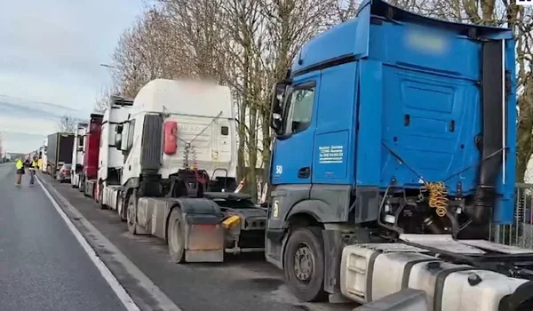 Šoferi romunskih kamiondžija ostavili su kamione u božićnim parkiralištima u Belgiji kako bi se vratili kući za praznike
