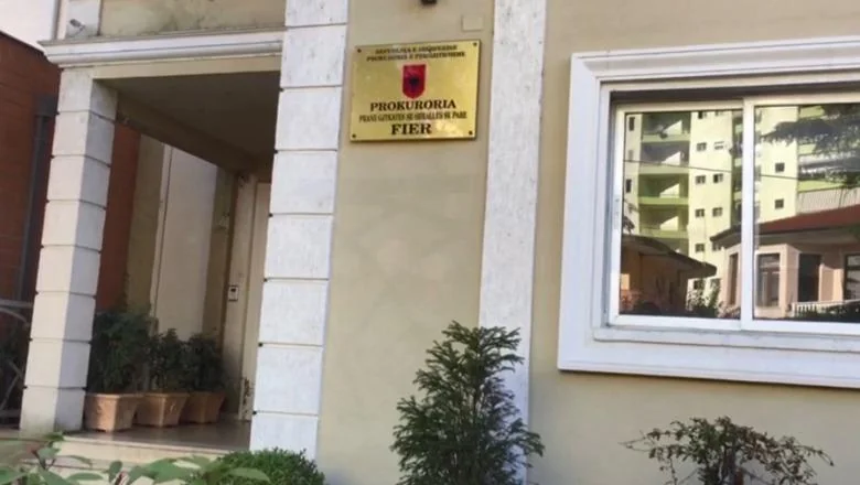 Građevinar preinačio 1143 hektara zemljišta u Fieru, privedeni zajedno sa dva bivša direktora katastarskog zavoda! Zasečeno zemljište i 150.000 evra