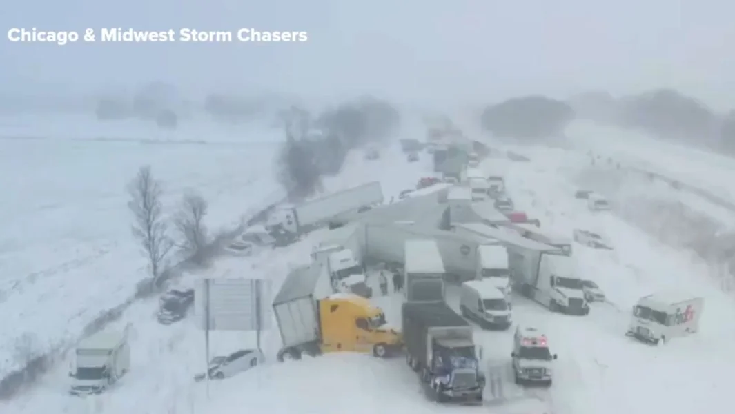 Karambol 100 vozila usred snežne oluje na autoputu u Mičigenu - Documento