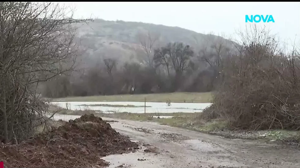 Zbog puknute dige kraj Batanovci, angažovana je teška tehnika