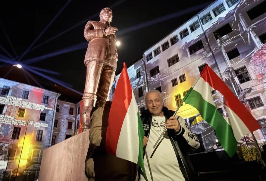 Večno oboriva, odskakajuća Staljinova statua učinila je grad doživljajem naroda.