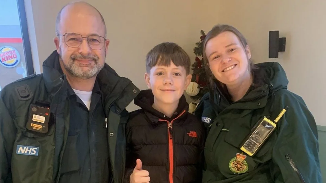 „Spașavao je naše živote”. Dvanaestogodišnji dečak preuzeo je kontrolu nad vozilom nakon što mu je majka pala u nesvest za volanom