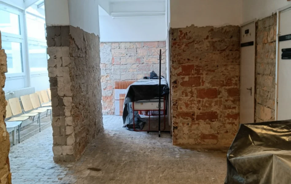 Oštećeni zidovi dočekali trudnicu koja je stigla u Gödöllő SZTK-u