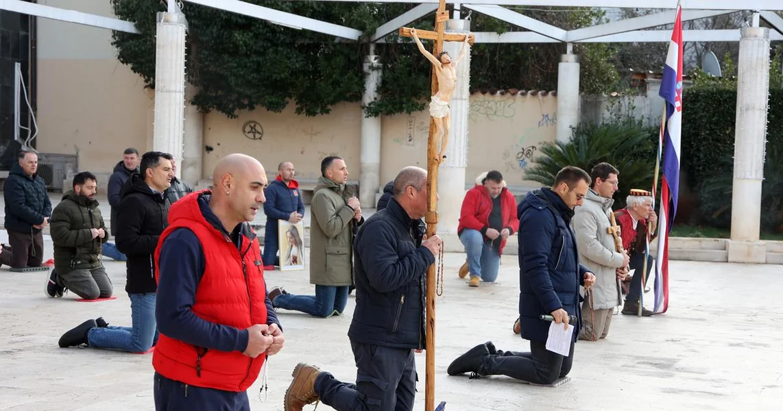 FOTO Molitelji i ove subote na trgovima. Brojni su se okupili na muškoj molitvi krunice