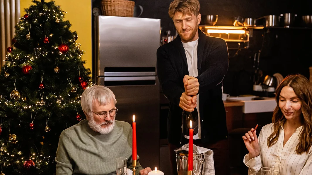 Zašto odrasli postaju kao dvanaestogodišnjaci kada se okupe sa porodicom. Psihijatar: sistem te automatski vraća tamo