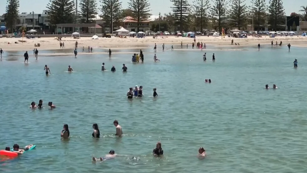 40 stepeni u senci: Australijci potražili osveženje u vrućini na plaži (VIDEO)