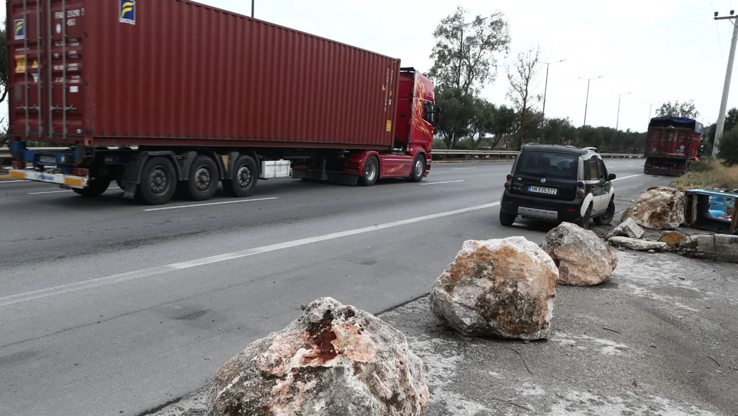 Tragedija na Leoforu Schistu: 28-godišnjak udario u zaustavljena vozila – preminuo 58-godišnjak