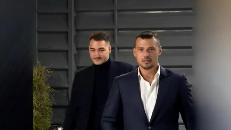 Kazna za bivše vođe OVK / Sinovi Tačija i Veseljija vraćaju se iz Haaga: Krivični sud, očekujemo oslobađanje na apelaciji! Protesti do kasno u Prištini (VIDEO) - Shqiptarja.com