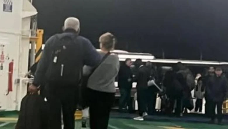 Letovi su devijirani zbog lošeg vremena! Albanci koji su ostali blokirani u Brindisiju stižu brodom u luku Vlore - Shqiptarja.com