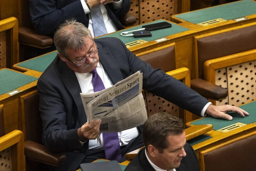 V. Németh Zsolt provocirao premijera čitanjem Magyar Nemzet, ali Pócs János opet našao nešto mnogo surovije