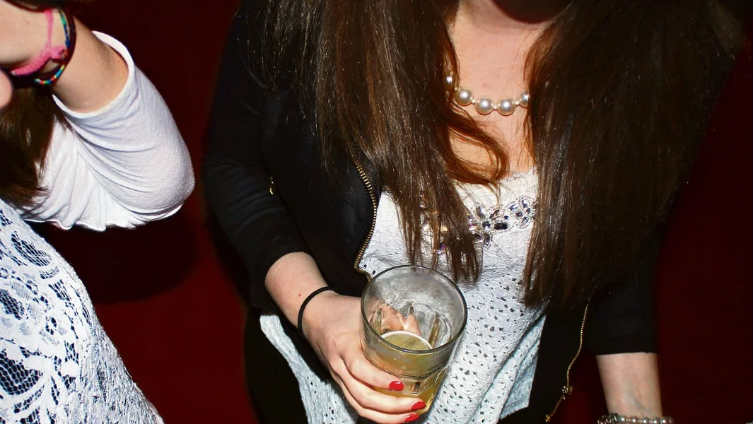 Epidemija prekomerne konzumacije alkohola među tinejdžerima - Documento