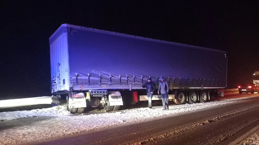 Otvorili Prelaz Republike, posle izvlačenja zakasalog tira (SLIKE)