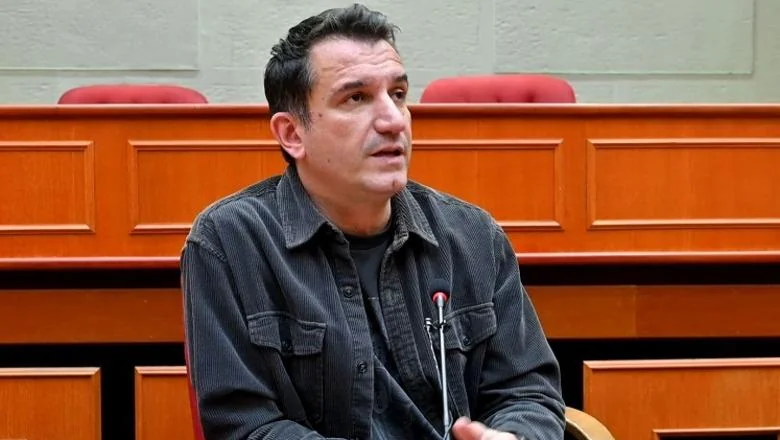 Veliaj slomi nogu dok igra fudbal u pritvoru, napušta ćeliju i odlazi u bolnicu na lečenje!