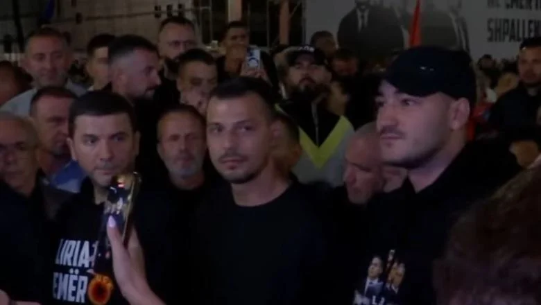 "Bez maske, sa našim licima", Priština na protestu pos odluke o bivšim vođama OVK! Danas marš veterana, PDK šalje u Skupštinu inicijativu za izmene Zakona o Specijalnim sudovima - Shqiptarja.com