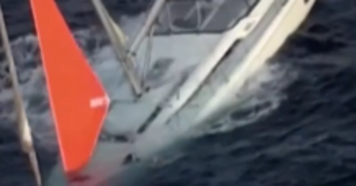 VIDEO Pojavila se uz jahtu, a onda je uslijedio snažan udarac. Posada završila na splavu usred okeana