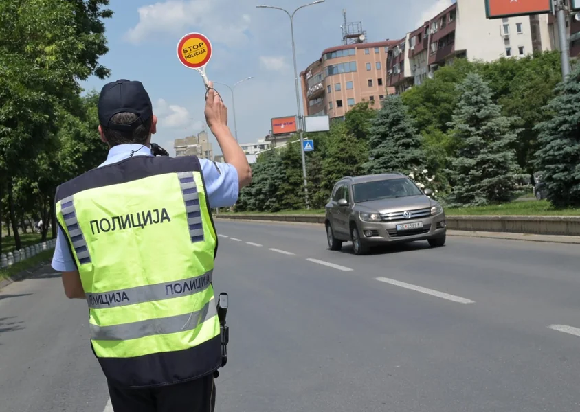 Lišeni od slobode 12 vozača za „bezobzirno upravljanje vozilom“, osam vozača vozilo bez položen vozački ispit - Nova Makedonija