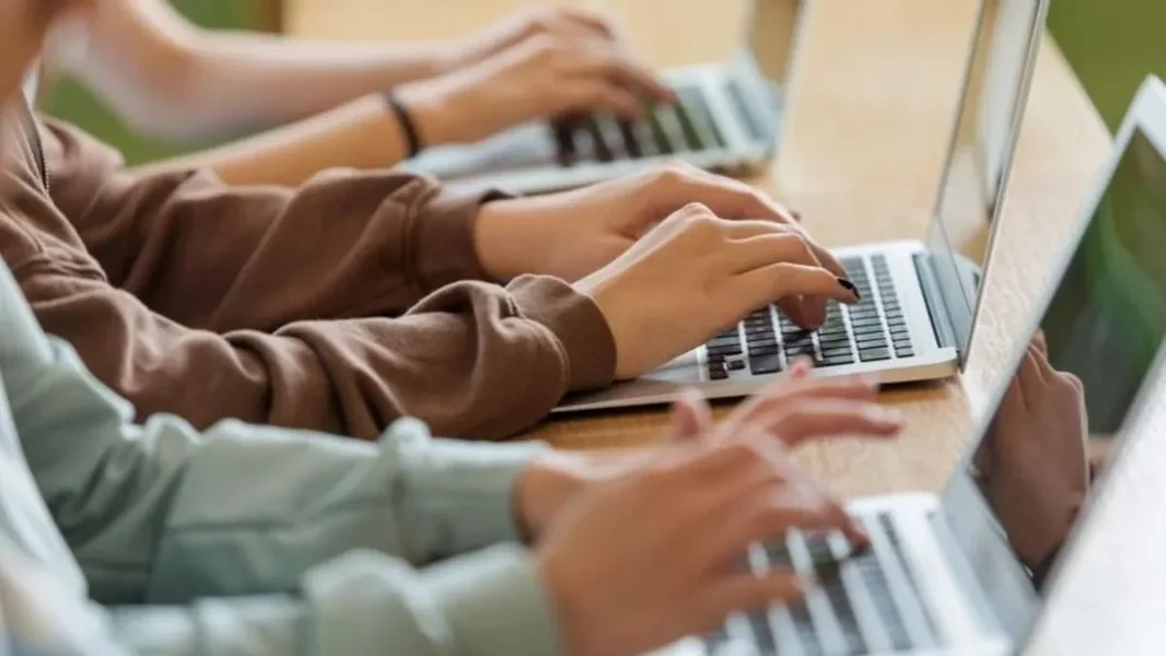 Besplatan notebook mogu dobiti učenici – pokazujemo ko i kako ga mogu da zatraže