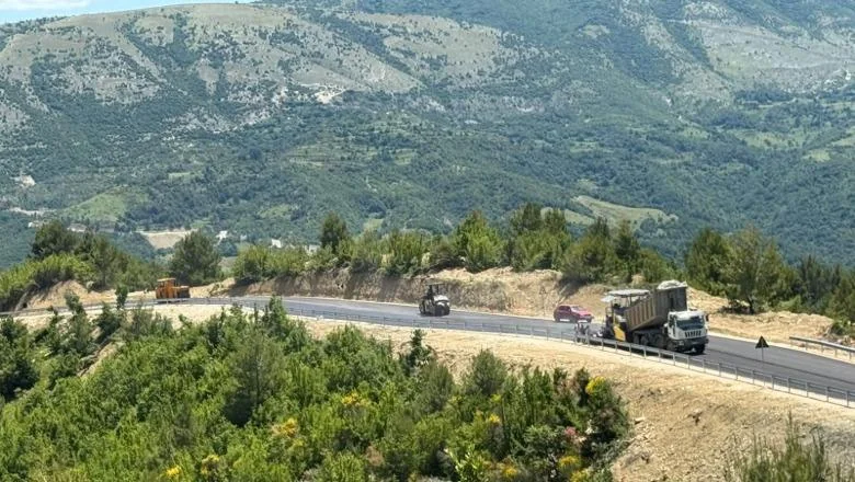 Prema završetku puta Berat-Ballaban, traju radovi na postavljanju asfalta i signalizacije i zaštitnih barijera (FOTO)