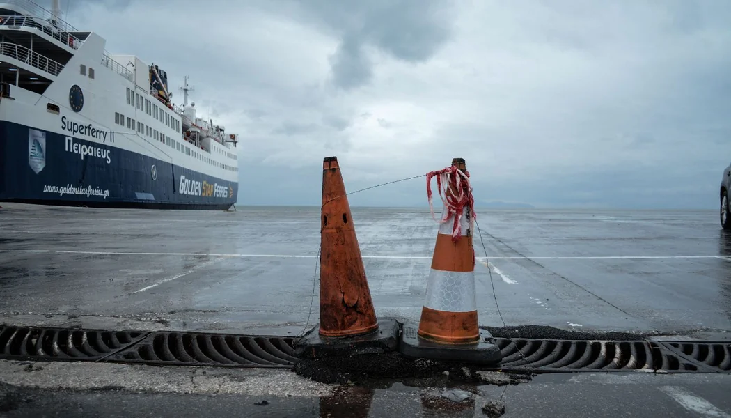 Snažni vetrovi drže brodove privezane u većini luka - Documento