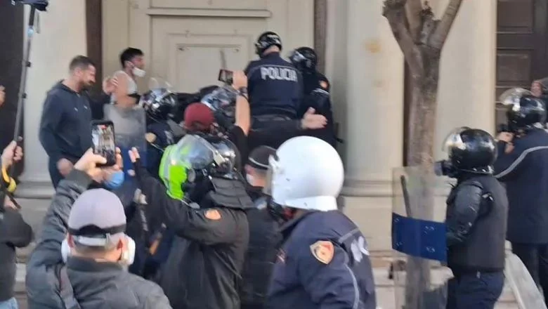 Nasilni napadi na policiju i institucije / Uhapšeno 23 protestanata, 30 drugih je raspisano za potragu! Počinju istrage za 13 osoba (IMENA)